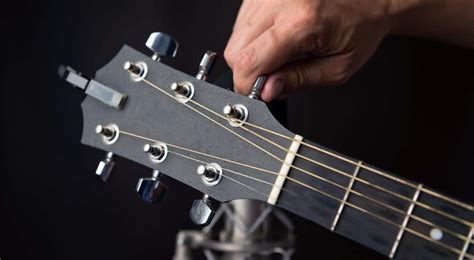 How Tight Should Guitar Strings Be: A Symphony of Tension and Tone